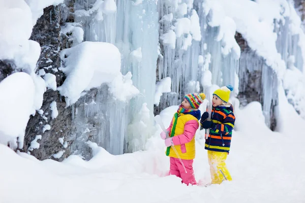 depositphotos_414061540-stock-photo-children-play-with-icicle-in.jpg (35 KB)