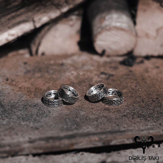 A pair of wedding rings with a leaf pattern - 2