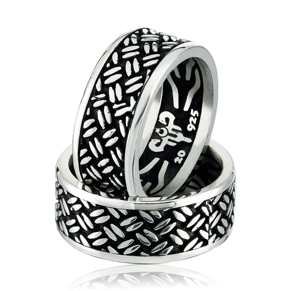 A pair of wedding rings with a small knit stripe pattern - 1