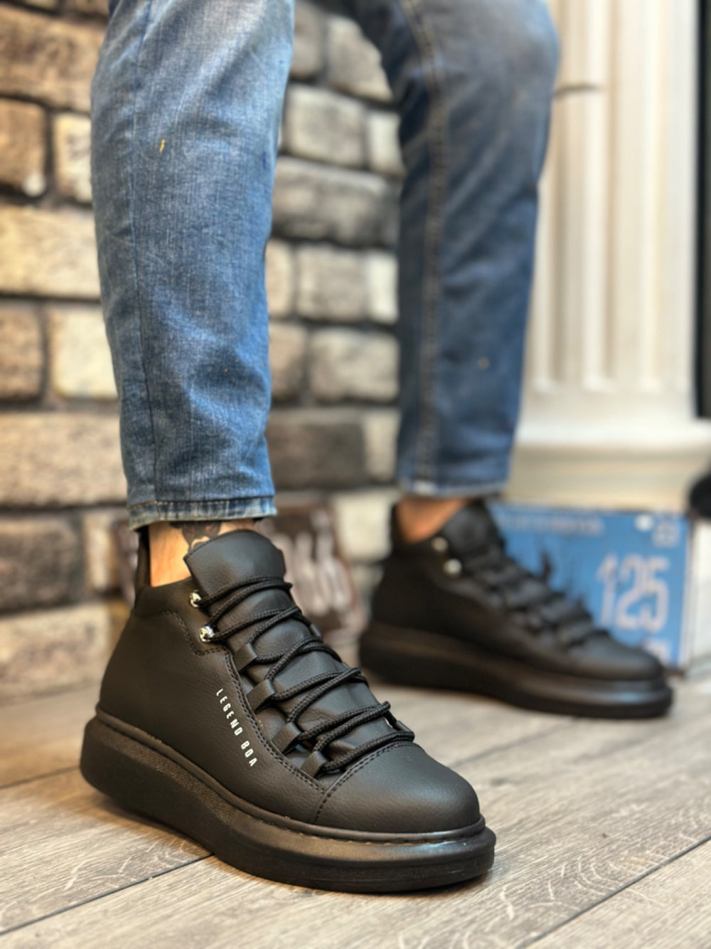 High-Top Black Sole Men's Stylish Sports Boots with Laces
