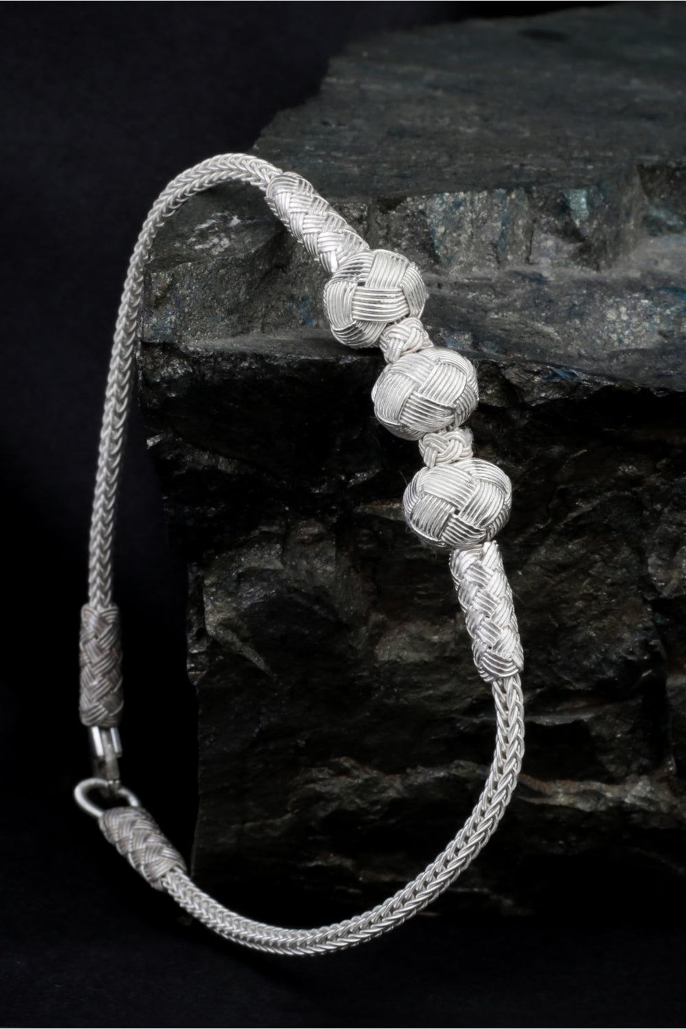 سوار فضي يدوي الصنع بالخرز بتصميم أنيق