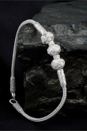 سوار فضي يدوي الصنع بالخرز بتصميم أنيق