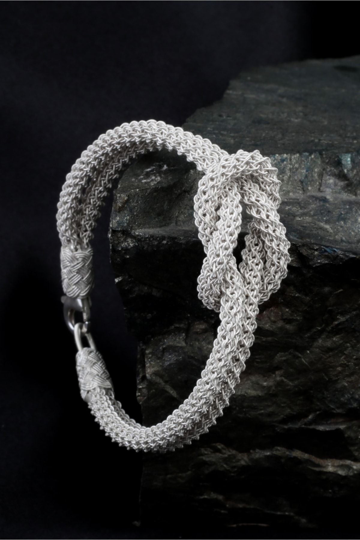 سوار فضي يدوي الصنع بعقدة بحار للقوة