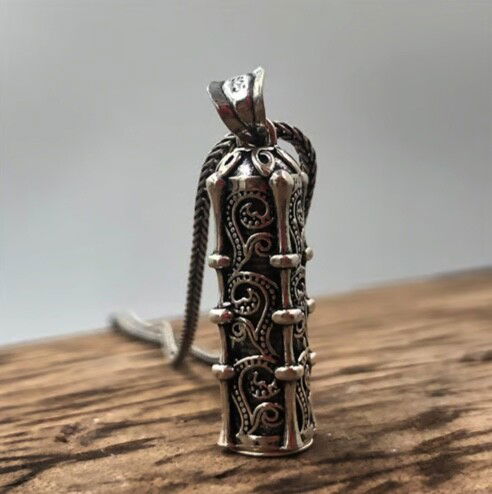 قلادة فضية أسطوانية الشكل بزخرفة زهرة