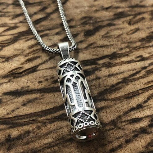 قلادة نالي شريف الفضية المطرزة