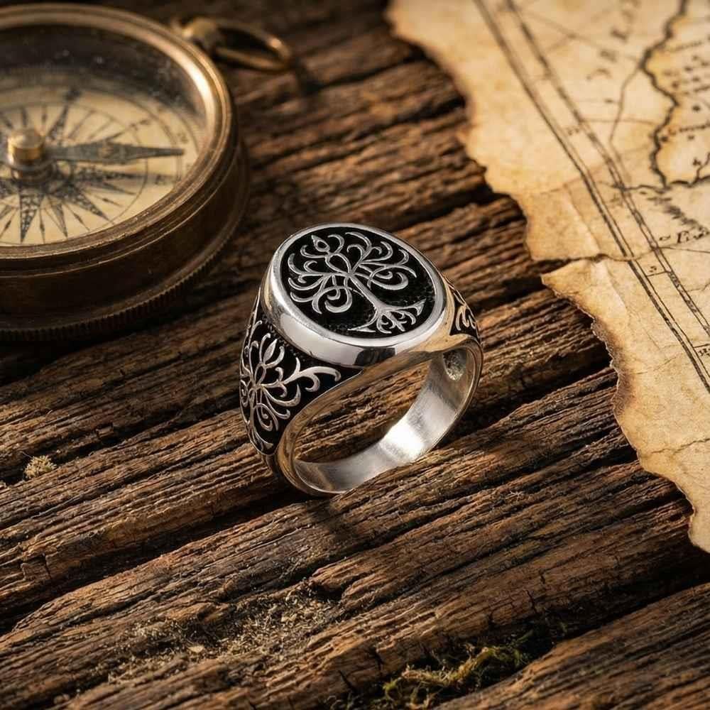 خاتم فضة بنقش شجرة الحياة وجوانب مزخرفة