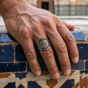 خاتم فضة بخلفية سوداء وكلمة التوحيد