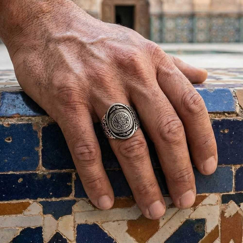 خاتم فضة بخلفية سوداء وكلمة التوحيد