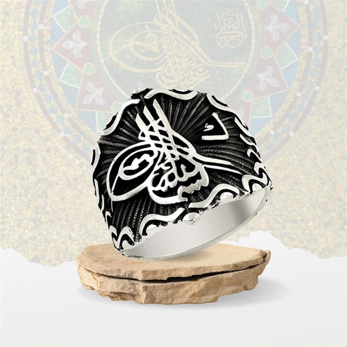 خاتم رجالي فضة بتصميم طغراء عثمانية على خلفية سوداء