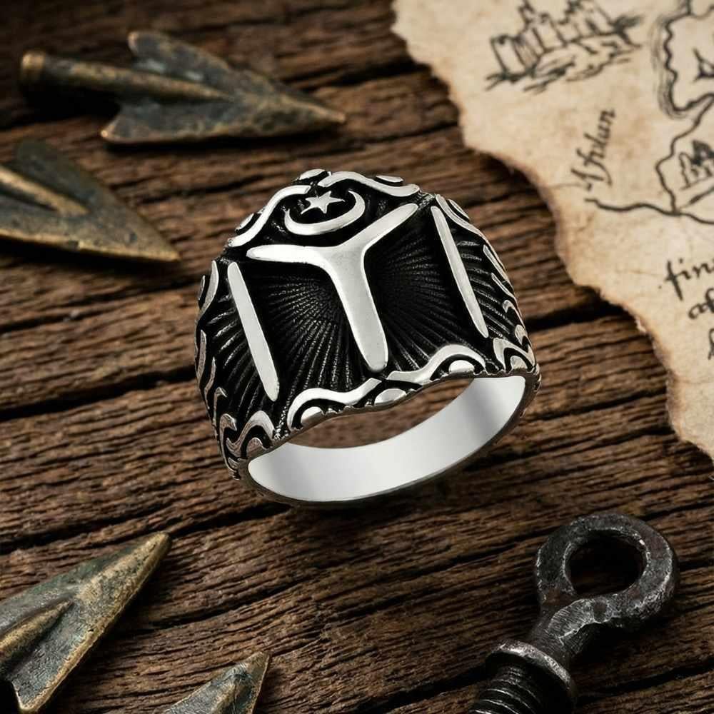 خاتم رجالي فضي بخلفية سوداء خاصة بتصميم قبيلة كايي وهلال ونجمة