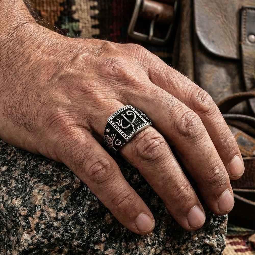 خاتم رجالي فضة بتصميم طغراء وخاتم ألف واو بخلفية سوداء خاصة
