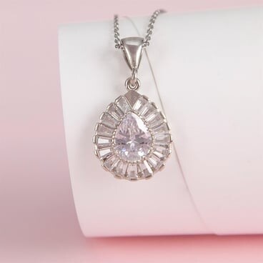 قلادة نسائية فضية مطلية بالروديوم ومزينة بالزركون وأحجار الباجيت