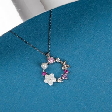 قلادة نسائية من الفضة الإسترليني عيار 925 بتصميم زهرة الماغنوليا مع مزيج من صدف اللؤلؤ وأحجار الزركون