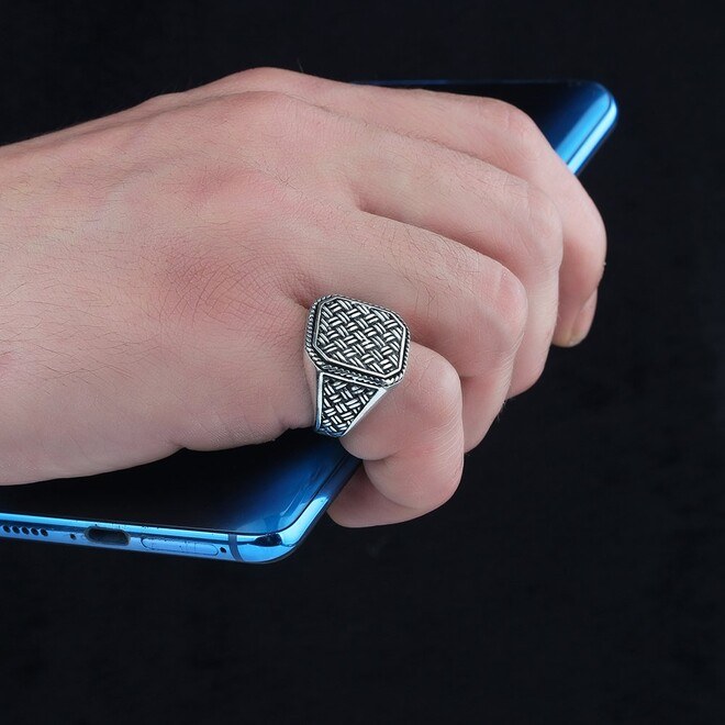 Men's silver ring with a distinctive design - 2