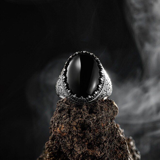 Men's silver ring with a luxurious onyx stone - 1