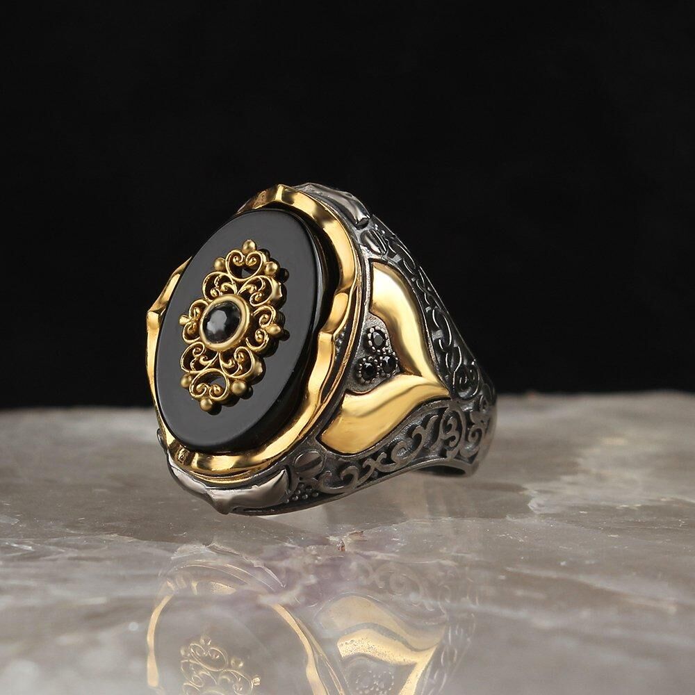 Men's silver ring with distinctive engravings with onyx stone - 1