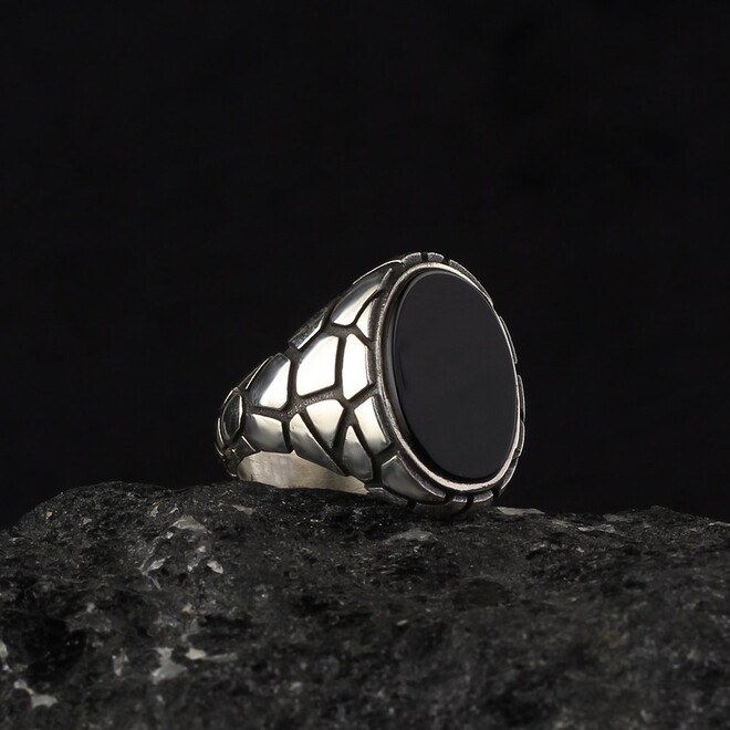 Men's silver ring with onyx stone in a circular design - 1