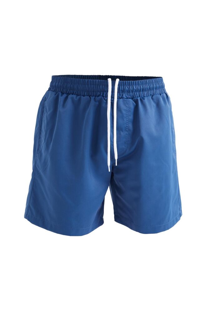 Men in Oversized Bermuda shorts