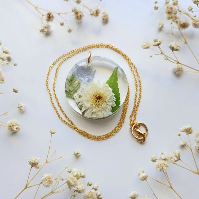 White flower necklace - 2