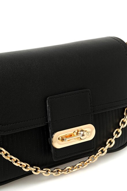 Women's shoulder bag decorated with a chain - 8